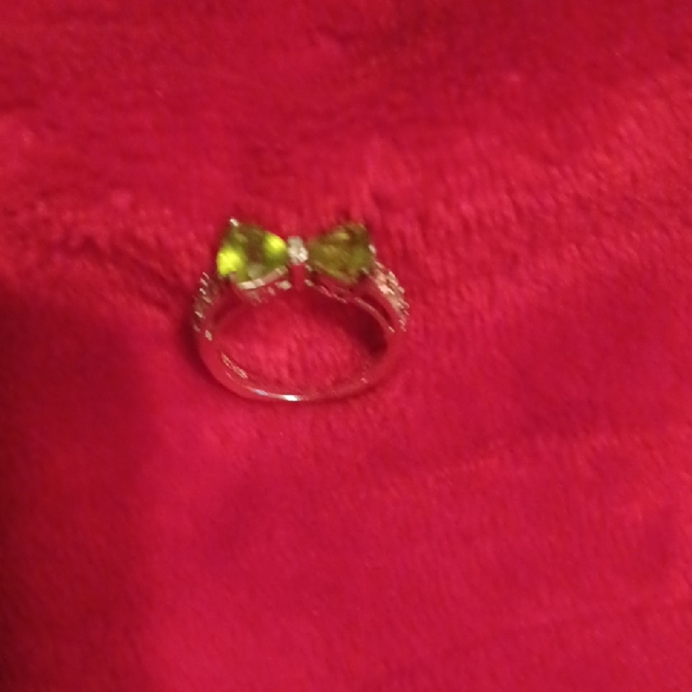 This Peridot Bow Ring Has Pink Stones On The Sides Of It. Size 7. 925. - Picture 5 of 5